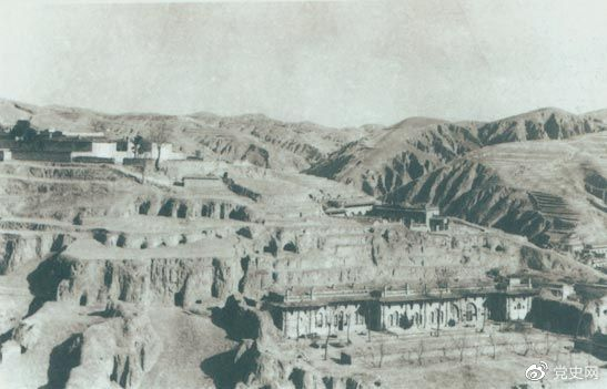 1947年12月25日至28日，中共中央在陜北米脂楊家溝召開(kāi)擴大會(huì )議（十二月會(huì )議）。圖為會(huì )議會(huì )址。
